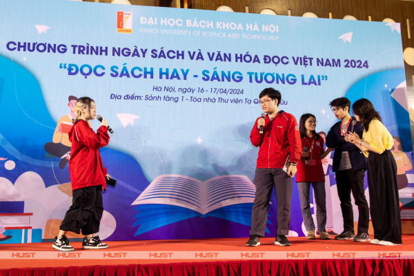 Sinh viên Bách khoa Hà Nội thể hiện tình yêu với sách - “người thầy không biết nói”