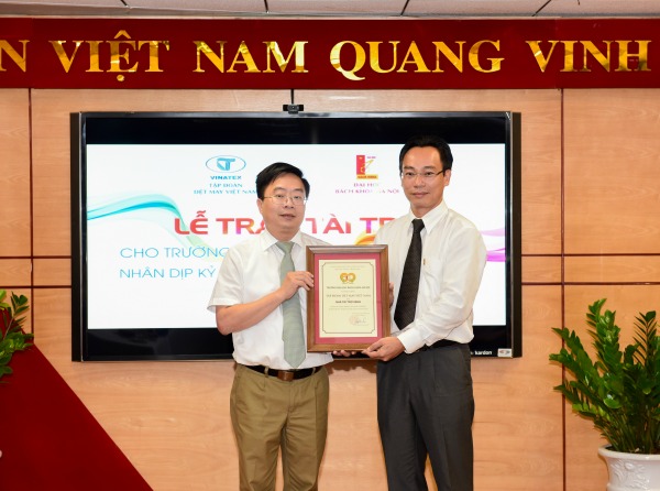 Tập đoàn Dệt may Việt Nam trao tài trợ 3.000 áo sơ mi cho Trường ĐHBK Hà Nội