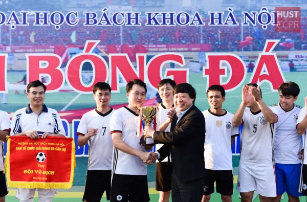 Liên Phòng Ban giành cúp vô địch  Giải bóng đá cán bộ trẻ Trường ĐHBK Hà Nội năm 2016