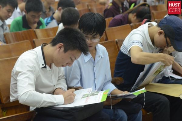 Tân sinh viên K60 Trường ĐHBK Hà Nội nô nức nhập học