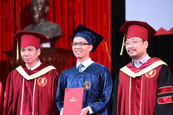 Các tân thạc sĩ rạng rỡ ngày tốt nghiệp năm 2017