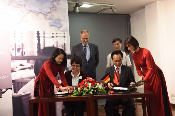 MOU Signing between HUST and van Laack Asia Co., Ltd