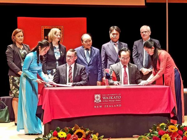 Đẩy mạnh hợp tác với các đại học uy tín: ĐHBK Hà Nội ký kết hợp tác với Trường Đại học Waikato (New Zealand)