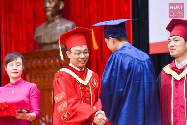 Gần 500 tân thạc sĩ nhận bằng tốt nghiệp năm 2018