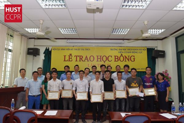 Tám sinh viên nhận học bổng của Hội Cựu sinh viên ngành Kỹ thuật tàu thủy