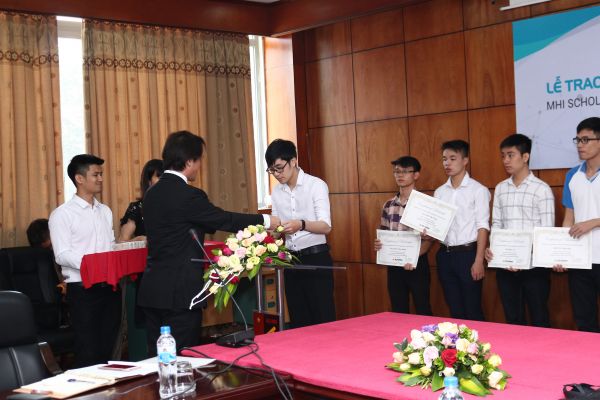 Mitsubishi awarded 12 scholarships to HUST students