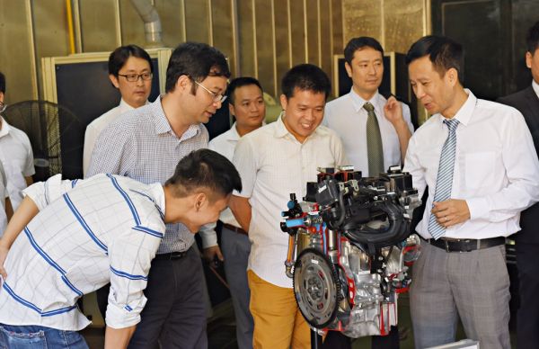 Trường ĐHBK Hà Nội tiếp nhận mô hình động cơ và hộp số của Daihatsu