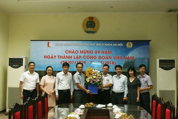 Đảng ủy - Ban Giám hiệu chúc mừng Công đoàn Trường nhân kỷ niệm 89 năm ngày thành lập Công đoàn Việt Nam