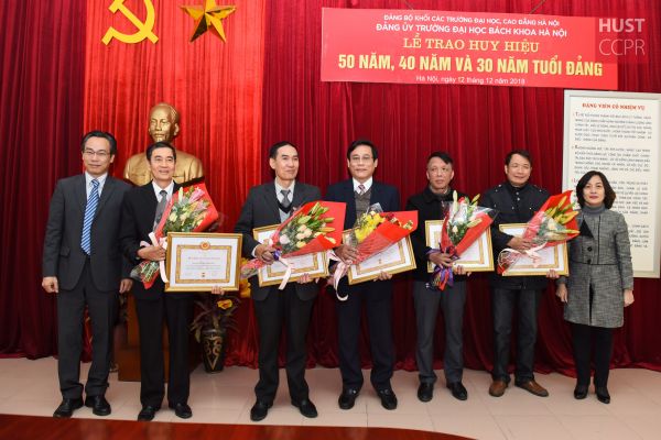Đảng ủy Trường ĐHBK Hà Nội vinh dự có 08 đồng chí được tặng Huy hiệu 50 năm, 40 năm và 30 năm tuổi Đảng