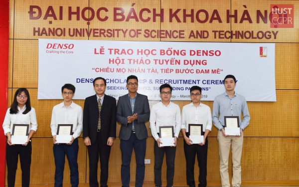 10 sinh viên xuất sắc nhận học bổng của Công ty Denso Việt Nam năm 2019