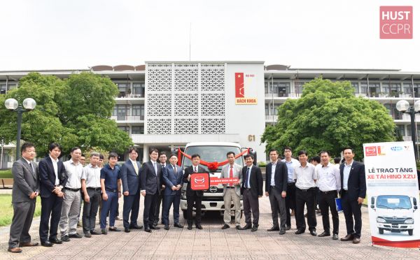 Trường ĐHBK Hà Nội được tài trợ xe tải Hino – XZU của Công ty Hino