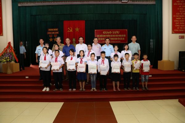 Hội Cựu chiến binh Trường ĐHBK Hà Nội thăm và giao lưu với Trung đoàn 238
