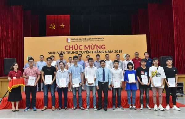 Trường ĐHBK Hà Nội chào đón các bạn tân sinh viên K64 đầu tiên