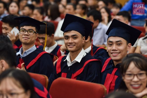 Hơn 2.500 tân cử nhân, kỹ sư nhận bằng tốt nghiệp (đợt 2) năm 2019