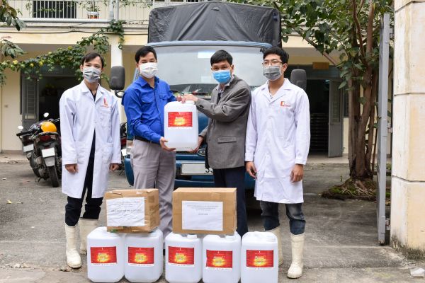 HUST donated 500 liters of the antiseptic solution to Son Loi Village, Binh Xuyen District