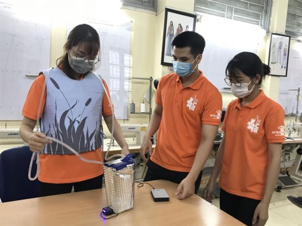 HUST students to cool summer heat for frontline health workers