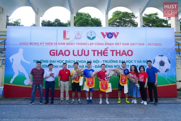 Công đoàn Bách khoa Hà Nội tổ chức Giao lưu thể thao bóng đá