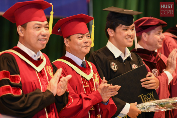 Sinh viên chương trình Troy khóa 17 nhận bằng tốt nghiệp