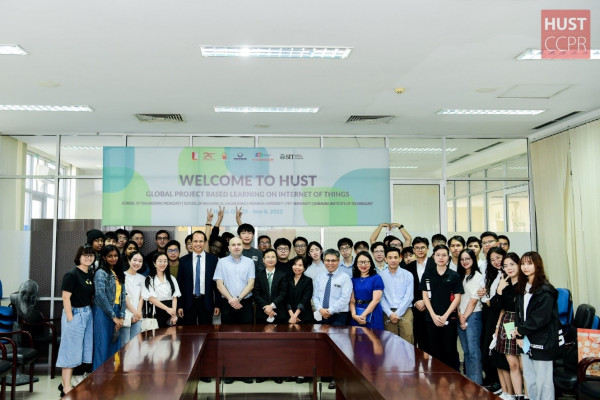 Students from nine countries join “Innovative Global Program on project-based learning on Internet of Things” at HUST