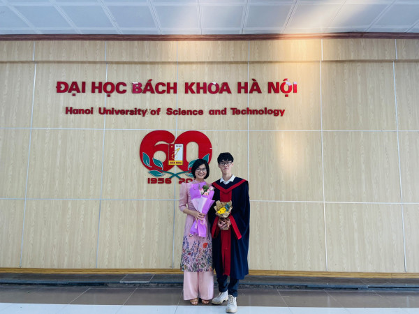 Thủ khoa Nguyễn Quang Huy và cô giáo - TS. Tạ Thị Thanh Mai