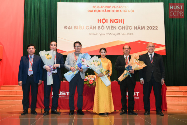 Đại học Bách khoa Hà Nội khen thưởng 5 nhà giáo tiêu biểu năm học 2021-2022