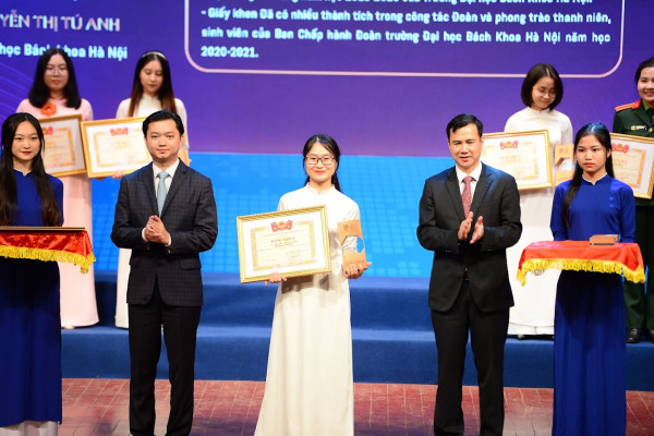 Sinh viên Nguyễn Thị Tú Anh nhận giải thưởng “Nữ sinh KHCN Việt Nam 2022 