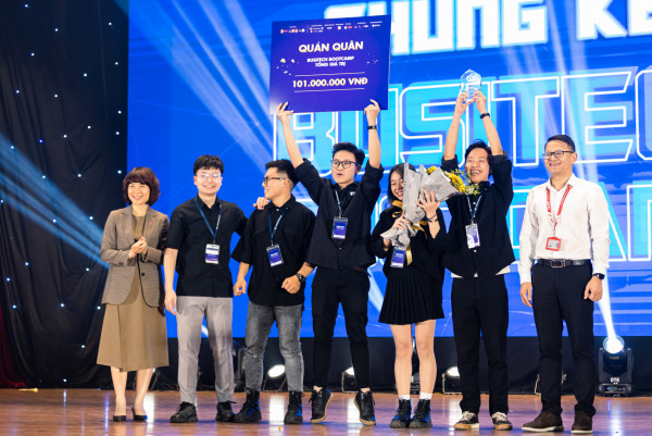 Sinh viên Bách khoa Hà Nội giành giải Quán quân cuộc thi BusiTech Bootcamp