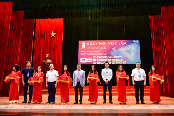 Lãnh đạo Đại học Bách khoa Hà Nội và các doanh nghiệp cắt băng khai mạc Ngày hội việc làm Job Fair 2023