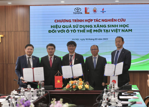 The School of Mechanical Engineering, HUST signs a Memorandum of Understanding with Toyota Motor Vietnam and Binh Son Refinery and Petrochemical JSC