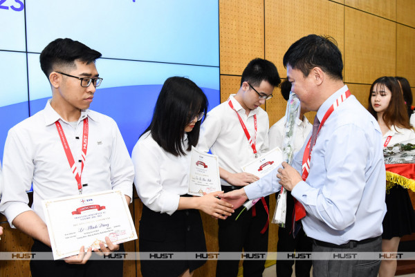 EVN trao học bổng cho 50 sinh viên Bách khoa Hà Nội