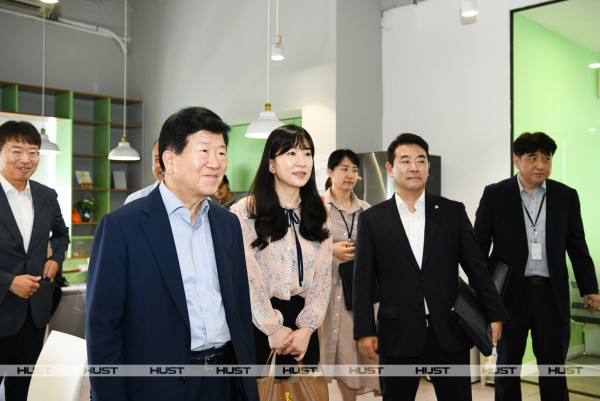 Đoàn Nghị sĩ quốc hội Hàn Quốc đến thăm Đại học Bách khoa Hà Nội