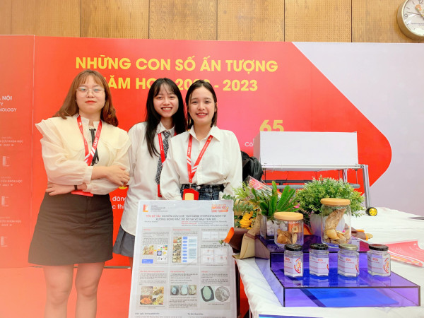 3 nữ sinh viên K64, Viện Khoa học và Công nghệ môi trường, Trường Hóa và Khoa học sự sống, Đại học Bách khoa Hà Nội: Nguyễn Thị Ngọc Ánh, Trần Hà My, Vũ Thị Huyền Trang