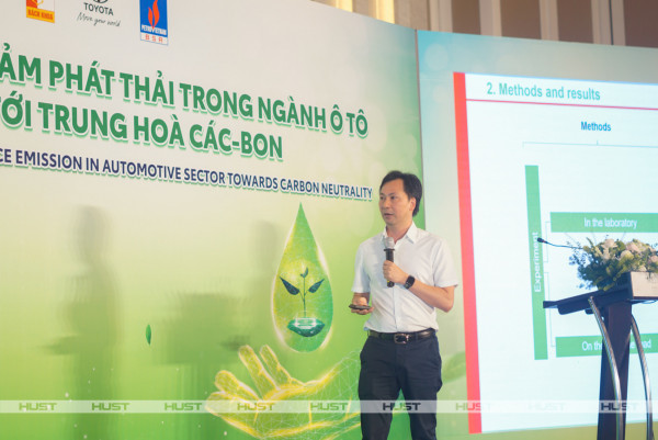 PGS. Đàm Hoàng Phúc, Giám đốc chương trình đào tạo Kỹ thuật ô tô trình bày về dự án tại buổi hội thảo