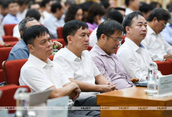 PGS. Nguyễn Phong Điền - Phó Giám đốc ĐHBK Hà Nội - (bìa trái) cùng các đại biểu tham dự Hội nghị