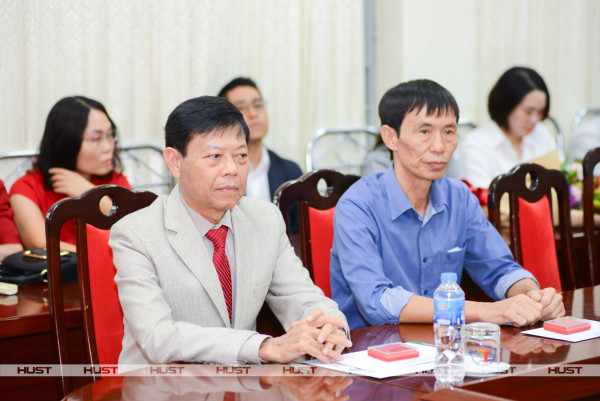 Hai thầy giáo Bách khoa Hà Nội vinh dự nhận huy hiệu 40 năm, 30 năm tuổi Đảng