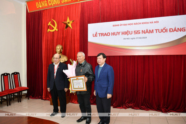 Đồng chí Bùi Đức Hùng và đồng chí Huỳnh Quyết Thắng trân trọng chúc mừng và trao Huy hiệu 55 tuổi Đảng cho đồng chí Phạm Văn Bình