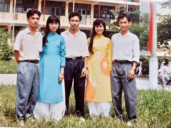 Anh Nguyễn Viết Lịch (giữa) cùng anh Dương Quốc Tuấn, anh Trần Quang Huy và 2 cô bạn cùng lớp chụp ảnh kỷ niệm ngày chia tay tại sân trường ĐHBK Hà Nội