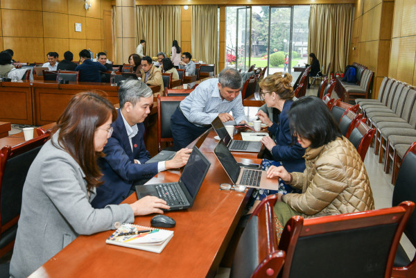 Delegates engaged in group discussions on the framework "Research Excellence for Vietnam"