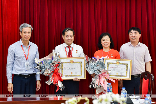 Hai nhà giáo Bách khoa Hà Nội vinh dự nhận Huy hiệu 30 năm tuổi Đảng