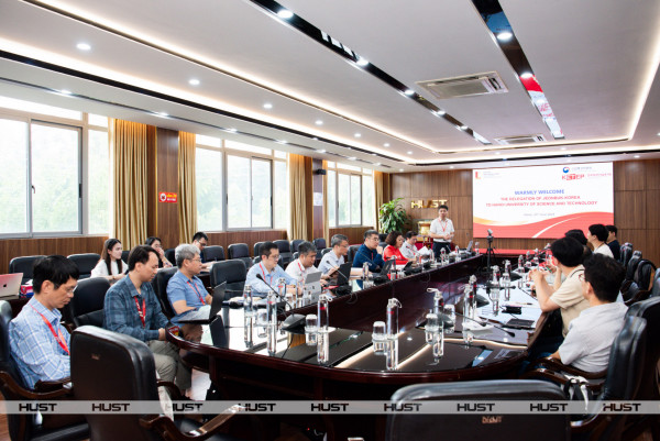 Đoàn các đại học Hàn Quốc tìm hiểu mô hình phát triển năng lượng tái tạo tại Bách khoa Hà Nội