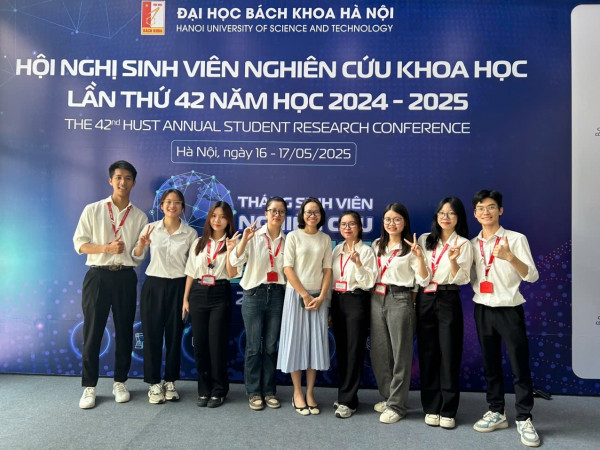 Trần Đức Vinh, Vũ Thu Uyên (ngoài cùng bên trái) và các bạn chụp ảnh cùng TS. Nguyễn Hải Vân (váy xanh)