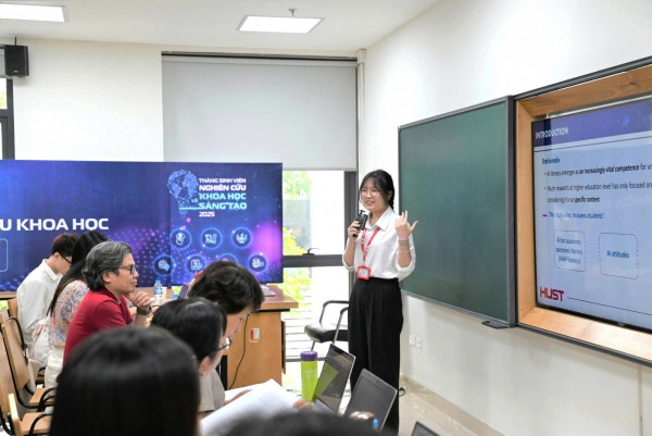 Hà Thị Thu Trà trình bày NCKH của mình trước các thầy cô Hội đồng Ngoại ngữ, Hội nghị Sinh viên NCKH ĐHBK Hà Nội năm học 2024 - 2025