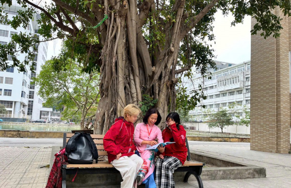 PGS. Lã Thị Ngọc Anh giải đáp thắc mắc cho sinh viên sau giờ học