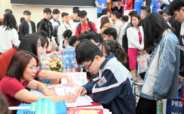 Giảng viên tiếng Trung - Khoa Ngoại ngữ, ĐHBK Hà Nội - tư vấn tuyển sinh cho các em quan tâm CTĐT FL3 tại Hà Nội