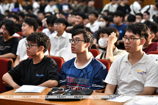 Các thí sinh XTTN tại chương trình “Chào Idol Xét tuyển tài năng: Gặp để yêu hơn” được tổ chức hoàn toàn bằng tiếng Anh tại ĐHBK Hà Nội (22/6)