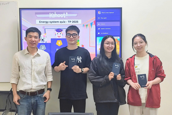 CSV Phạm Gia Toàn (bìa trái) và những sihh viên nhiều triển vọng ngành Kỹ thuật Hóa học CH1