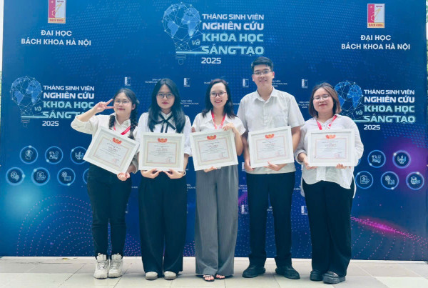 Sinh viên ngành Kỹ thuật Hoá dược, Trường Hóa và Khoa học sự sống, ĐHBK Hà Nội  tham gia Hội nghị NCKH năm học 2024 - 2025, đạt Giải Poster và Triển lãm