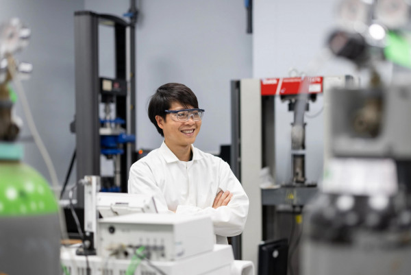 PGS. Phạm Minh Sơn tại phòng thí nghiệm. Nguồn ảnh: Imperial College London
