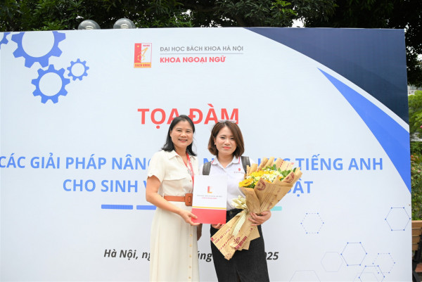 Chị Trần Thúy Nga (phải) và TS. Trịnh Thị Ánh Hằng - Phó Trưởng khoa phụ trách Khoa Ngoại ngữ tại Toạ đàm “Các giải pháp nâng cao năng lực tiếng Anh cho sinh viên khối kỹ thuật” (tháng 7/2025)