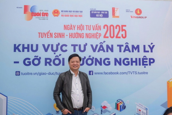 PGS. Phạm Mạnh Hà tham gia Ngày hội Tư vấn tuyển sinh – hướng nghiệp năm 2025 do Báo Tuổi Trẻ phối hợp với Đại học Bách khoa Hà Nội tổ chức. Ảnh: NVCC